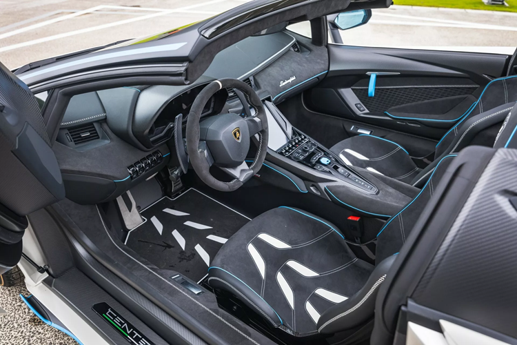 Có rất nhiều bộ phận bằng sợi carbon mờ lộ ra ngoài đem đến cho xe một diện mạo ấn tượng bao gồm cả bánh xe và hầu hết các tấm ốp sau. Khoang nội thất của xe được bọc da màu đen và Alcantara được sử dụng nhiều cùng với các điểm nhấn màu xanh lam sáng và một số chi tiết màu trắng.