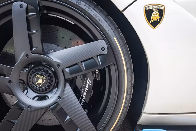 Chiếc xe chỉ mới chạy được 163 km và vẫn còn rất mới. Ngoại thất của xe được mang trên mình một lớp sơn trắng bóng tương phản với một số điểm nhấn màu xanh lam sáng, bao gồm bộ chia gió trước, líp hông và bộ khuếch tán sau phức tạp.