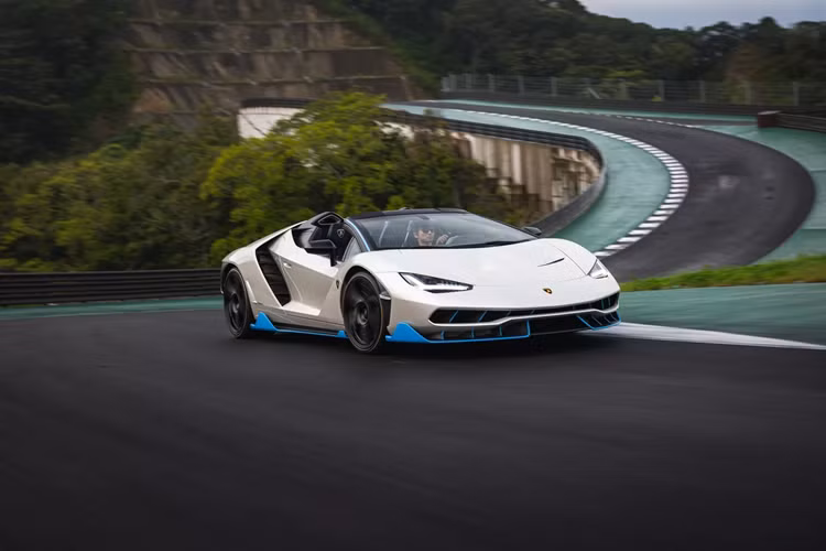 Một chiếc Lamborghini Centenario Roadster hàng hiếm 1 chủ sở hữu kể từ khi mua mới sẽ được RM Sotheby’s tổ chức đấu giá vào cuối tuần này và có thể bán được với giá từ 1,7 triệu đến 2,3 triệu USD (khoảng hơn 50 tỷ đồng).