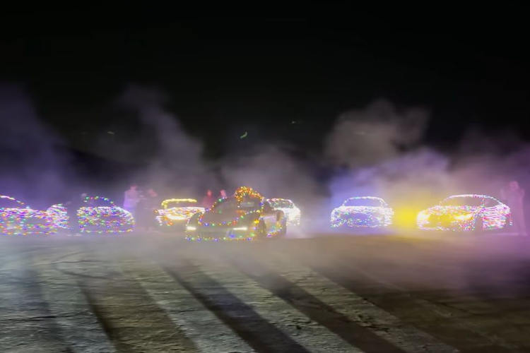 Sức mạnh được truyền đến cả bốn bánh xe thông qua hộp số ly hợp kép 7 cấp. Nhờ đó, xe có thể dễ dàng bứt tốc từ 0-100 km/h chỉ trong 3,2 giây trước khi đạt vận tốc tối đa 325 km/h.