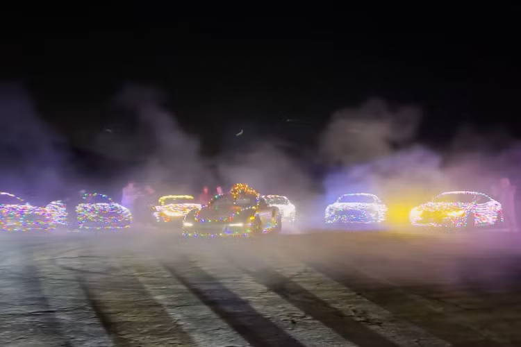 Sức mạnh được truyền đến cả bốn bánh xe thông qua hộp số ly hợp kép 7 cấp. Nhờ đó, xe có thể dễ dàng bứt tốc từ 0-100 km/h chỉ trong 3,2 giây trước khi đạt vận tốc tối đa 325 km/h.