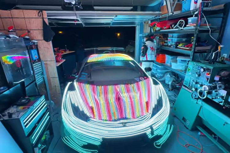 Đối với các tín đồ siêu xe trên khắp thế giới, Alex Choi không phải là cái tên xa lạ. Nếu xét cả làng siêu xe trên thế giới, Alex Choi không phải là tay chơi "điên" nhất nhưng Choi là người trẻ tuổi nhất làm được những điều "điên rồ" với chiếc siêu xe Lamborghini Huracan của mình.