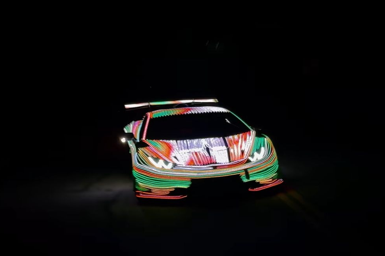 Trong năm 2022, Alex Choi đã biến một chiếc McLaren 720S thành "cây thông Giáng sinh" với dàn đèn trang trí đi kèm độc đáo. Và đến năm 2023, chàng trai này lại tiếp tục làm điều đó, nhưng lần này là với chiếc Lamborghini Huracan.