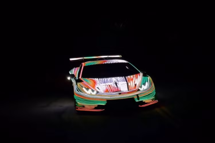 Trong năm 2022, Alex Choi đã biến một chiếc McLaren 720S thành "cây thông Giáng sinh" với dàn đèn trang trí đi kèm độc đáo. Và đến năm 2023, chàng trai này lại tiếp tục làm điều đó, nhưng lần này là với chiếc Lamborghini Huracan.