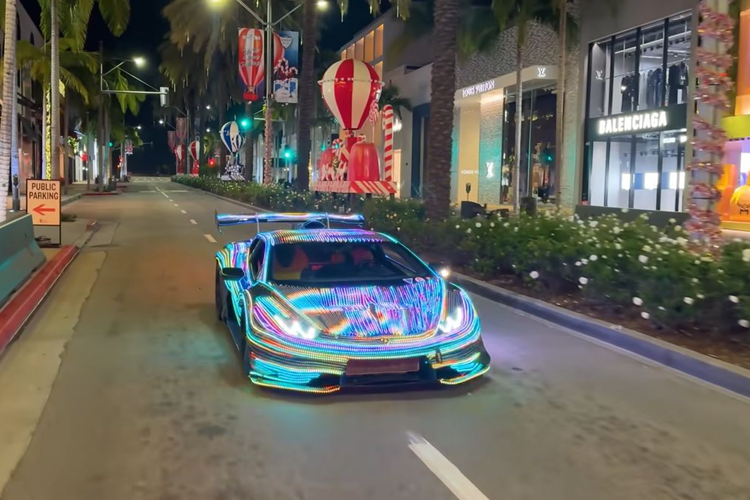 Để có thể biến Lamborghini Huracan thành cây thông giáng sinh di động, Alex Choi và những người cộng sự của mình đã lắp một hệ thống 30.000 bóng đèn LED bao quanh thân xe. Hệ thống đèn này kết nối trực tiếp với một bộ điều khiển chính và có thể được điều chỉnh, tạo thành các hiệu ứng theo ý muốn của người dùng