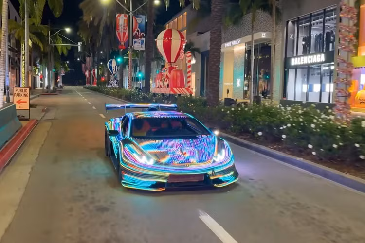 Để có thể biến Lamborghini Huracan thành cây thông giáng sinh di động, Alex Choi và những người cộng sự của mình đã lắp một hệ thống 30.000 bóng đèn LED bao quanh thân xe. Hệ thống đèn này kết nối trực tiếp với một bộ điều khiển chính và có thể được điều chỉnh, tạo thành các hiệu ứng theo ý muốn của người dùng