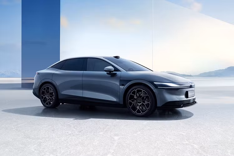 Zeekr đã nổi tiếng với việc giới thiệu các mô hình như 001, 009 MPV và X SUV, bước vào thị trường sedan hạng sang với Zeekr 007 2024 mới. Nhờ vào các chính sách trợ cấp lớn của chính phủ, giá của Zeekr 007 từ chỉ 229.900 nhân dân tệ (khoảng 777 triệu đồng), mức giá vô cùng hấp dẫn đối với thị trường Trung Quốc.