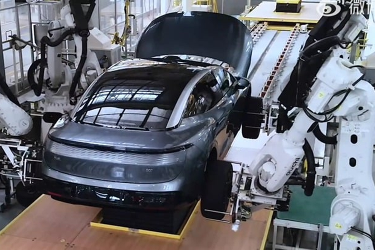 Đối với hiệu suất, Zeekr 007 có hai biến thể: một với 1 động cơ điện 310 kW (415 mã lực) và tăng tốc từ 0-100 km/h trong 5,4 giây, cao cấp hơn là phiên bản dẫn động 4 bánh với công suất tổng hợp 475 kW (637 mã lực), thời gian tăng tốc 0-100 km/h chỉ 2,84 giây.