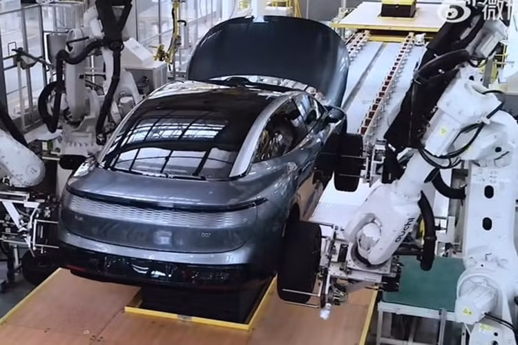 Đối với hiệu suất, Zeekr 007 có hai biến thể: một với 1 động cơ điện 310 kW (415 mã lực) và tăng tốc từ 0-100 km/h trong 5,4 giây, cao cấp hơn là phiên bản dẫn động 4 bánh với công suất tổng hợp 475 kW (637 mã lực), thời gian tăng tốc 0-100 km/h chỉ 2,84 giây.