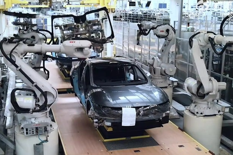 Khách hàng có thể lựa chọn một trong 6 màu sắc khác nhau, bao gồm Dawn Brown, Clear Sky Blue, Mist Silver, Misty Grey, Bright Moon White và Polar Night Black.