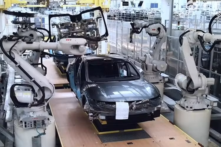 Khách hàng có thể lựa chọn một trong 6 màu sắc khác nhau, bao gồm Dawn Brown, Clear Sky Blue, Mist Silver, Misty Grey, Bright Moon White và Polar Night Black.