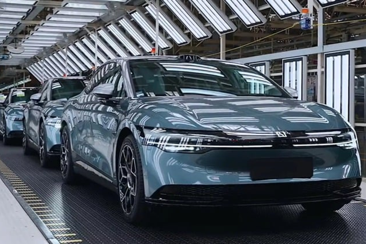 Kiểu dáng của sedan điện Zeekr 007 mới do Stefan Sielaff, người đứng đầu bộ phận thiết kế, có hơi hướng truyền thống hơn so với các mẫu xe trước đó của Zeekr. Điểm đặc biệt nằm ở mặt trước với đèn pha LED mỏng và màn hình hiển thị toàn chiều rộng có thể tùy chỉnh, thậm chí hiển thị thông báo bằng văn bản.