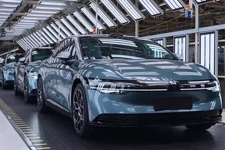 Kiểu dáng của sedan điện Zeekr 007 mới do Stefan Sielaff, người đứng đầu bộ phận thiết kế, có hơi hướng truyền thống hơn so với các mẫu xe trước đó của Zeekr. Điểm đặc biệt nằm ở mặt trước với đèn pha LED mỏng và màn hình hiển thị toàn chiều rộng có thể tùy chỉnh, thậm chí hiển thị thông báo bằng văn bản.