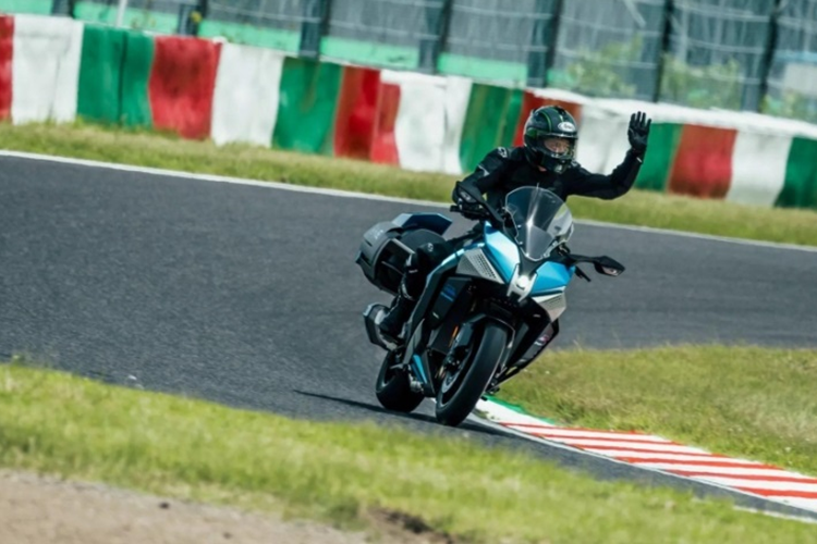 Kawasaki cho biết, động cơ chạy bằng quá trình đốt cháy hydro hoạt động rất giống với động cơ chạy xăng, mang lại cho người lái trải nghiệm quen thuộc như đang lái một chiếc mô tô động cơ đốt trong, nhưng khí thải của nó chỉ là hơi nước.