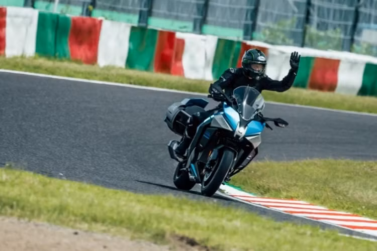 Kawasaki cho biết, động cơ chạy bằng quá trình đốt cháy hydro hoạt động rất giống với động cơ chạy xăng, mang lại cho người lái trải nghiệm quen thuộc như đang lái một chiếc mô tô động cơ đốt trong, nhưng khí thải của nó chỉ là hơi nước.