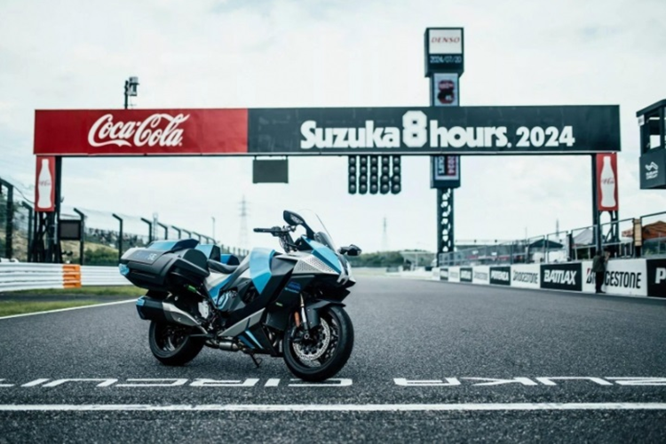 Theo hình ảnh được công bố, chiếc môtô sử dụng động cơ hydro được trang bị bình chứa bên ngoài, gắn ở hai bên đuôi xe đi cùng cổng tiếp nhiên liệu nằm ở phía sau.