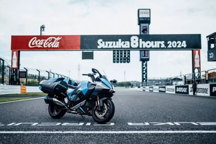 Theo hình ảnh được công bố, chiếc môtô sử dụng động cơ hydro được trang bị bình chứa bên ngoài, gắn ở hai bên đuôi xe đi cùng cổng tiếp nhiên liệu nằm ở phía sau.