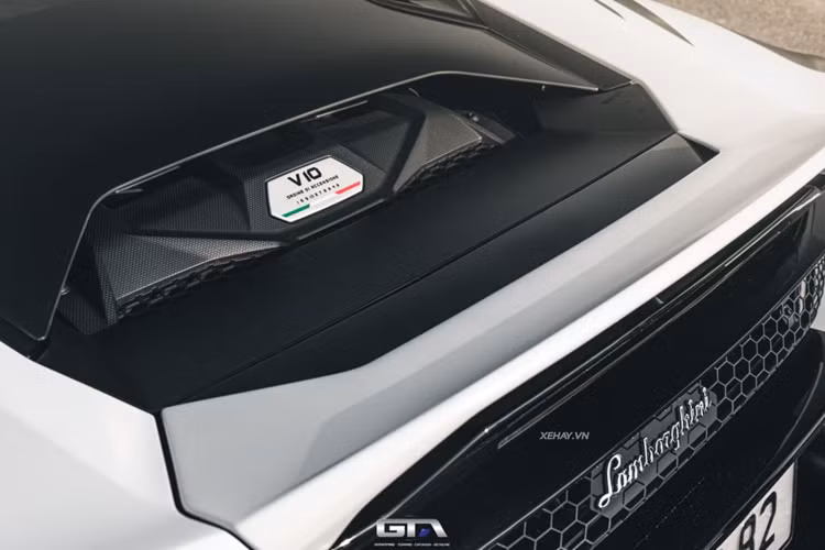 Cụm ống xả này được đặt cao tương tự phiên bản Performante hay Aventador SVJ. So với Huracan LP610-4, Huracan EVO có phần đuôi xe nhô cao đóng vai trò như một cánh gió cố định.