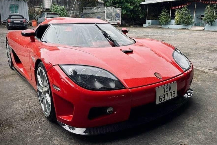 Koenigsegg CCX về Việt Nam và định cư tại Hải Phòng từ năm 2020, đến tháng 7/2022 xe xuất hiện tại một garage chuyên sửa chữa siêu xe tại quận 7. Theo tìm hiểu, chiếc hypercar này đã lưu trú ở TP.HCM 2 năm qua dù thuộc sở hữu của đại gia Hải Phòng.