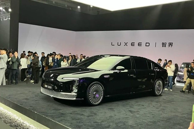 Maextro S800 không chỉ là một chiếc xe mà còn là tuyên bố của Huawei về việc bước chân vào lĩnh vực ôtô điện hạng sang. Với thiết kế đẳng cấp, nội thất xa hoa và những công nghệ tiên tiến, S800 hứa hẹn sẽ mở ra chương mới cho Huawei trong ngành công nghiệp xe hơi toàn cầu.