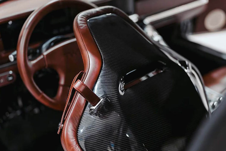 Nếu XJS nguyên bản có bố trí ghế 2+2 thì Supercat là một chiếc xe thể thao chỉ có 2 chỗ ngồi, với ghế chỉnh điện và không gian hành lý rộng rãi hơn.