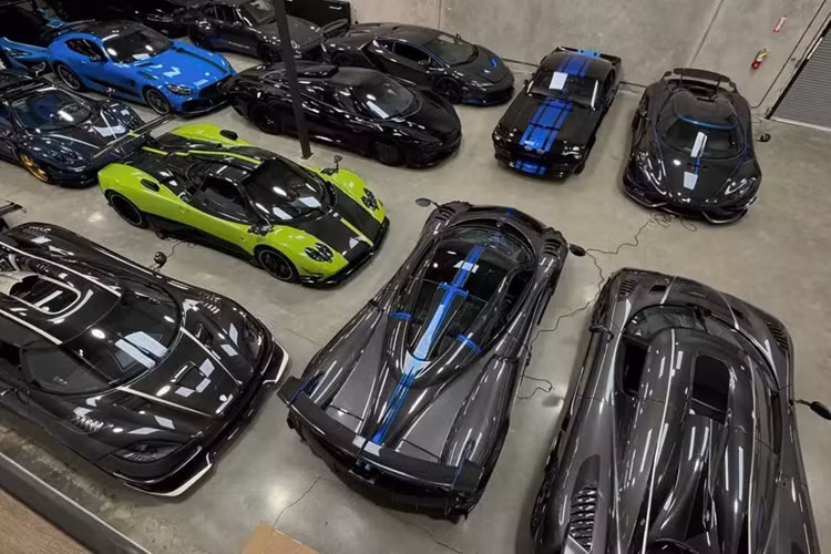 Koenigsegg Regera không phải là mẫu xe gì quá xa lạ với các đại gia Việt, khi ông Hoàng Kim Khánh cũng đã sở hữu một chiếc, mang biển số Campuchia, trên toàn thế giới, dòng xe này chỉ được sản xuất với số lượng khá hạn chế là 80 chiếc, giá khởi điểm từ 1,9 triệu đô la.