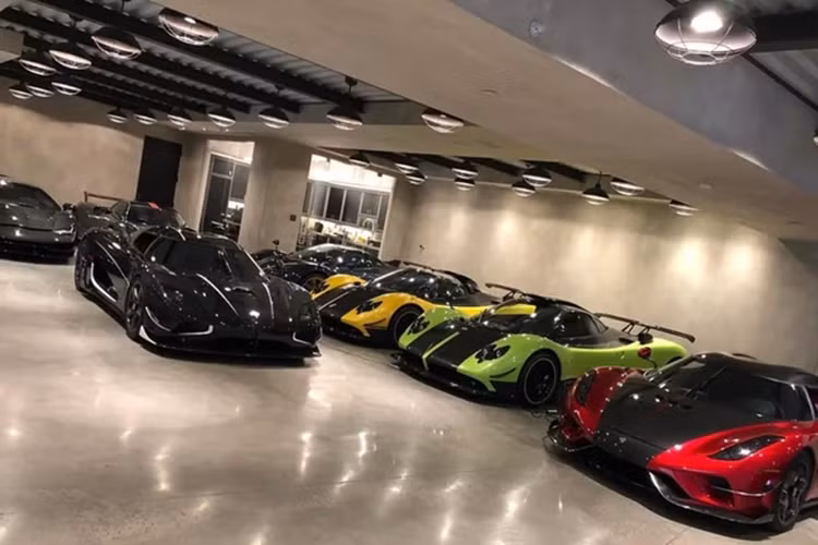 Ngoài Koenigsegg Regera, đại gia Dan_Am_i, còn sở hữu 1 sô xe hypercar có ngoại thất bằng carbon như là Pagani Huayra BC bản giới hạn 40 chiếc, Lamborghini Centenario chỉ 20 xe, hay Bugatti Chiron, sau cùng là chiếc xe độc bản Koenigsegg Agera Thor.