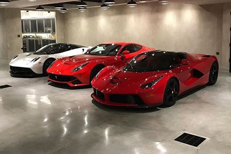 Siêu phẩm Koenigsegg Regera có khả năng tăng tốc từ vị trí xuất phát lên 100 km/h trong thời gian 2,8 giây trước khi đạt vận tốc tối đa 400 km/h. Koenigsegg Regera có khả năng tăng lực ép xuống mặt đường 450 kg khi đạt tốc độ 250 km/h.