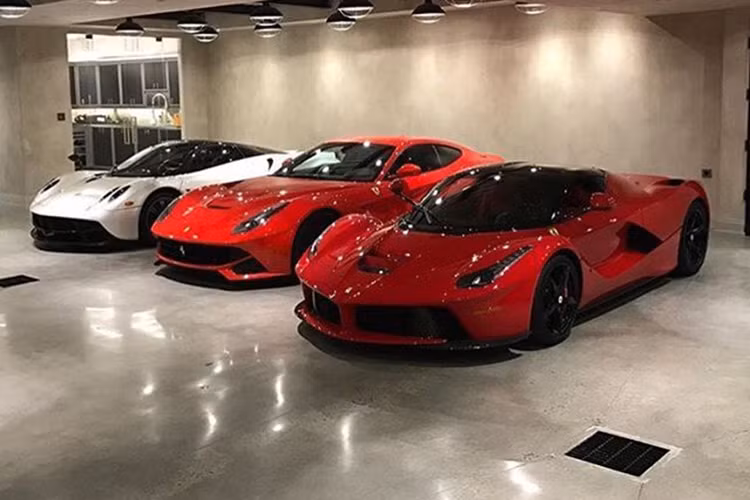 Siêu phẩm Koenigsegg Regera có khả năng tăng tốc từ vị trí xuất phát lên 100 km/h trong thời gian 2,8 giây trước khi đạt vận tốc tối đa 400 km/h. Koenigsegg Regera có khả năng tăng lực ép xuống mặt đường 450 kg khi đạt tốc độ 250 km/h.