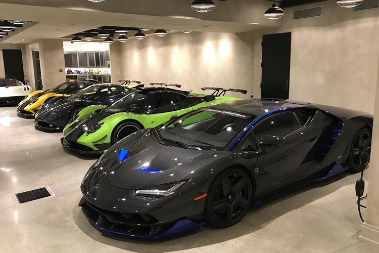 Bên cạnh đó, doanh nhân này còn có McLaren Speedtail, Ferrari LaFerrari, vài chiếc Pagani, McLaren Senna... Những chiếc xe Koenigsegg Regera sử dụng hệ dẫn động hybrid với máy xăng V8, Biturbo, dung tích 5.0 lít và 3 mô-tơ điện. Công suất tổng cộng trên siêu xe triệu USD đến từ Thụy Điển hơn 1.500 mã lực và mô-men xoắn cực đại 2.000 Nm.