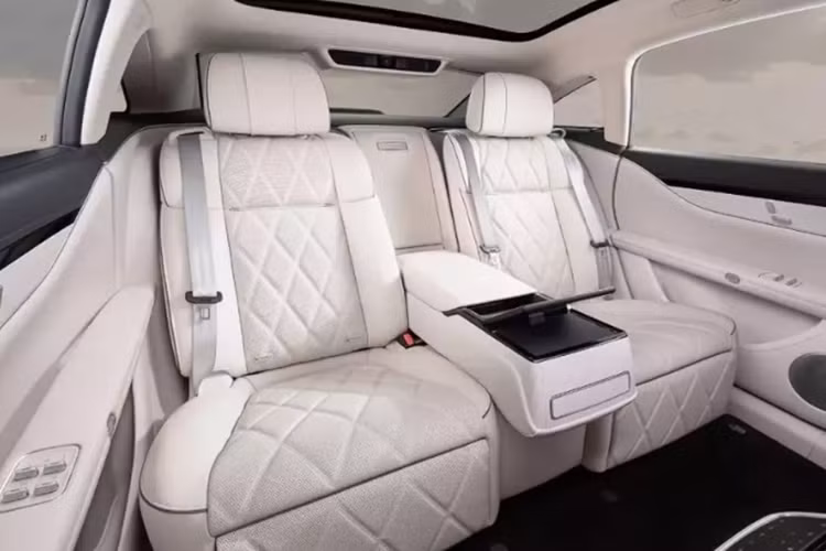 Ở tất cả các cửa sổ của Stelato S9 đều được trang bị kính cách âm hai lớp. Trong khi đó, viền cửa còn được tích hợp dải đèn chiếu sáng xung quanh và loa. Stelato S9 được bán ra với 2 cấu hình hệ truyền động. Bản tiêu chuẩn có cấu hình gồm một mô tơ điện cho công suất 308 mã lực.