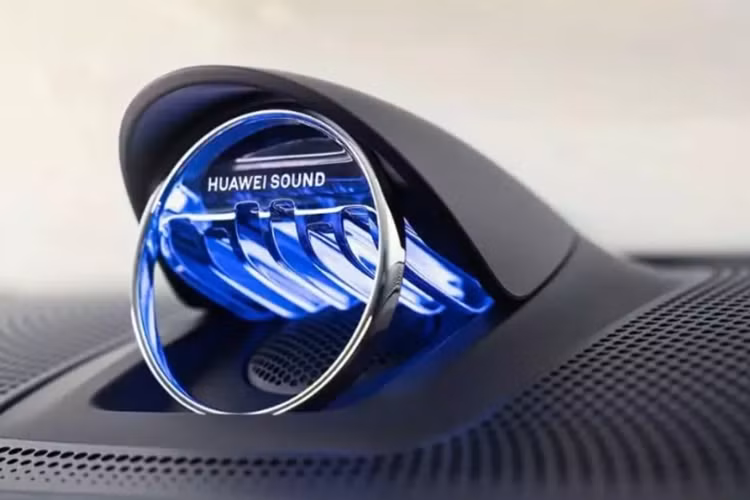 Trong khi đó, phiên bản cao cấp có 2 mô tơ điện, với mô tơ phía trước công suất 214 mã lực và phía sau là 308 mã lực. Hai phiên bản sẽ được trang bị bộ pin có dung lượng lần lượt là 79,9 kWh và 97,6 kWh, cung cấp phạm vi hành trình theo chu trình thử nghiệm CLTC của Trung Quốc sẽ là 665 km, 672 km, 721 km và 816 km.