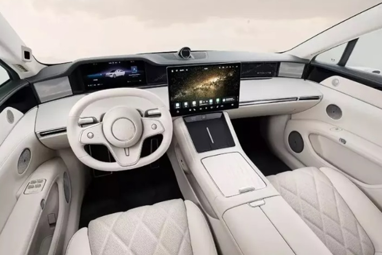 Thông số dài x rộng x cao của xe lần lượt là 5.160 x 1.987 x 1.486 mm, đi kèm chiều dài cơ sở lên đến 3.050 mm. Xe có cấu hình 4 chỗ ngồi với nội thất tông màu be khá đơn giản nhưng vẫn rất hiện đại. Stelato S9 được trang bị: vô lăng 3 chấu bọc da đa chức năng, màn hình điều khiển trung tâm nổi lớn và bảng đồng hồ LCD.