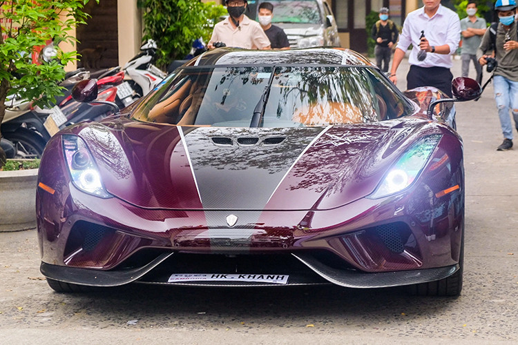 Ngoài ra, Regera còn là một chiếc xe không sử dụng hộp số truyền thống. Cơ cấu chuyển số trên xe dựa theo cấu trúc truyền động trực tiếp có tên gọi Direct Drive giúp giảm 50% năng lượng bị thất thoát so với các loại hộp số thông thường.
