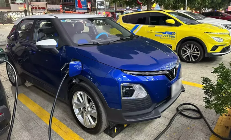 Thue oto dien VinFast choi Tet co gi hay, gia ca bao nhieu?