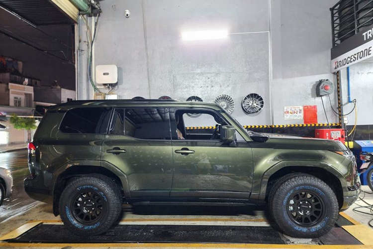 Trong các giai đoạn tiếp theo, xe sẽ được nâng cấp thanh giá nóc kèm đèn trợ sáng giá 30 triệu đồng, bộ lều đặt trên nóc xe nhập khẩu từ Mỹ có giá 60 triệu đồng, tấm ốp bảo vệ ô kính cuối giá 15 triệu đồng. Mức giá của các món phụ kiện này chưa bao gồm chi phí vận chuyển về Việt Nam.