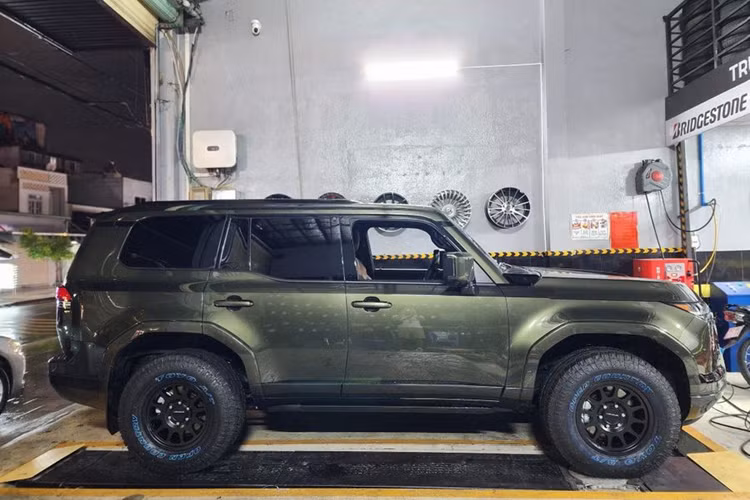 Trong các giai đoạn tiếp theo, xe sẽ được nâng cấp thanh giá nóc kèm đèn trợ sáng giá 30 triệu đồng, bộ lều đặt trên nóc xe nhập khẩu từ Mỹ có giá 60 triệu đồng, tấm ốp bảo vệ ô kính cuối giá 15 triệu đồng. Mức giá của các món phụ kiện này chưa bao gồm chi phí vận chuyển về Việt Nam.