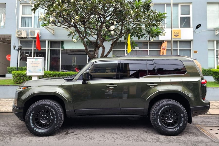 Theo chia sẻ, bộ mâm độ xe SUV Lexus GX 550 này được đặt hàng từ Mỹ, mất khoảng 1 tháng để gửi về Việt Nam với tổng chi phí khoảng 90 triệu đồng. Theo chia sẻ từ cơ sở nâng cấp, hiện bản độ này vẫn đang trong quá trình hoàn thiện.