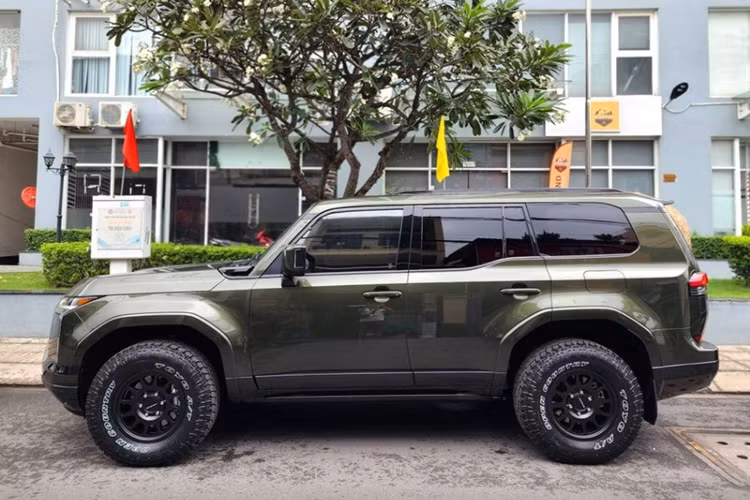 Theo chia sẻ, bộ mâm độ xe SUV Lexus GX 550 này được đặt hàng từ Mỹ, mất khoảng 1 tháng để gửi về Việt Nam với tổng chi phí khoảng 90 triệu đồng. Theo chia sẻ từ cơ sở nâng cấp, hiện bản độ này vẫn đang trong quá trình hoàn thiện.