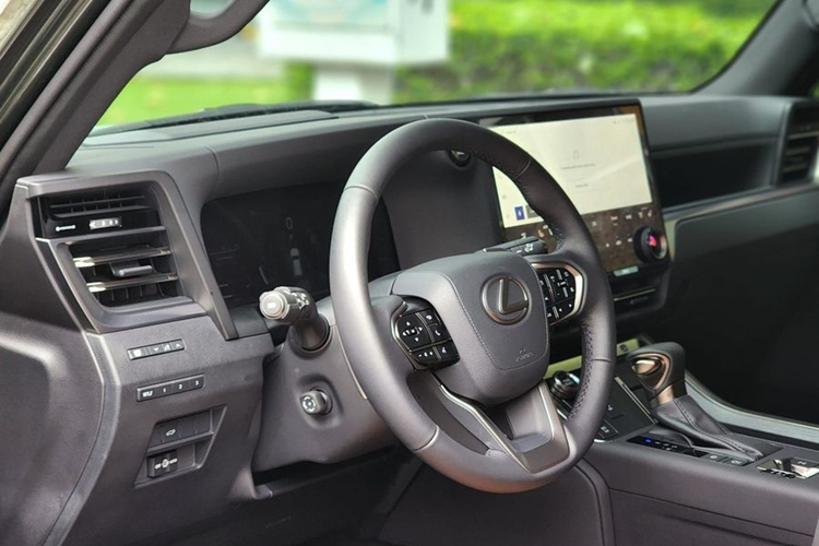 Nhìn vào những món phụ kiện kể trên, có thể nhận thấy ngay chủ nhân của xe là người yêu thích đi phượt và cắm trại. Chủ xe cho biết đã tiến hành nâng cấp theo kế hoạch đã có từ trước. Sau khi hòan thành bản độ, chủ xe dự định sẽ dùng chiếc Lexus GX550 độ camping để đi phượt xuyên Việt.