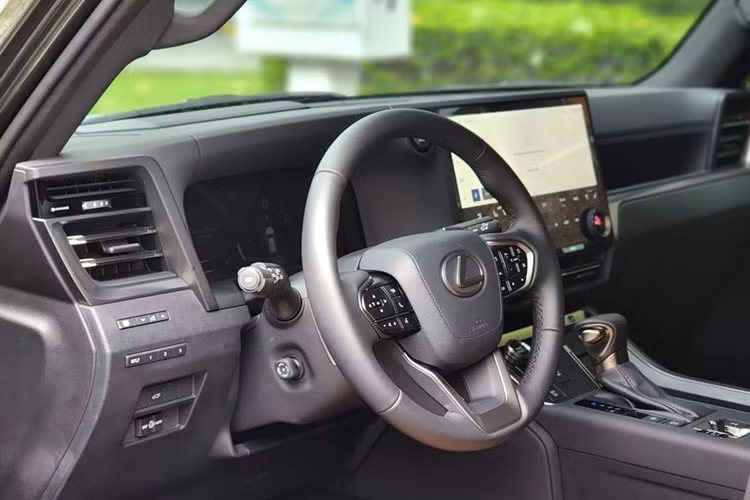 Nhìn vào những món phụ kiện kể trên, có thể nhận thấy ngay chủ nhân của xe là người yêu thích đi phượt và cắm trại. Chủ xe cho biết đã tiến hành nâng cấp theo kế hoạch đã có từ trước. Sau khi hòan thành bản độ, chủ xe dự định sẽ dùng chiếc Lexus GX550 độ camping để đi phượt xuyên Việt.