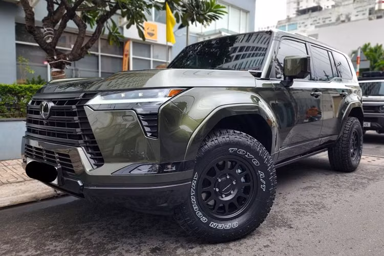 Để tạo điểm nhấn cho chiếc Lexus GX 550 của mình, một chủ xe ở TP HCM mới đây đã quyết định nâng cấp mẫu SUV này theo phong cách camping. Trong đó, đáng chú ý nhất là bộ mâm 22 inch nguyên bản được thay thế bằng mâm địa hình 17 inch, đi kèm lốp gai kích thước 285/70 R17.