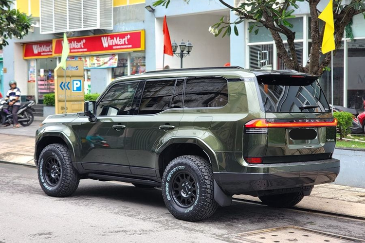 Về vận hành, Lexus GX 550 tại Việt Nam sử dụng động cơ xăng V6 tăng áp dung tích 3.5L, sản sinh công suất 349 mã lực và sức kéo cực đại 650 Nm. Xe được trang bị hộp số tự động 10 cấp và hệ dẫn động 2 cầu. Theo hãng xe Nhật, GX 550 có thể tăng tốc 0-100 km/h trong 7 giây và tốc độ tối đa 170 km/h.