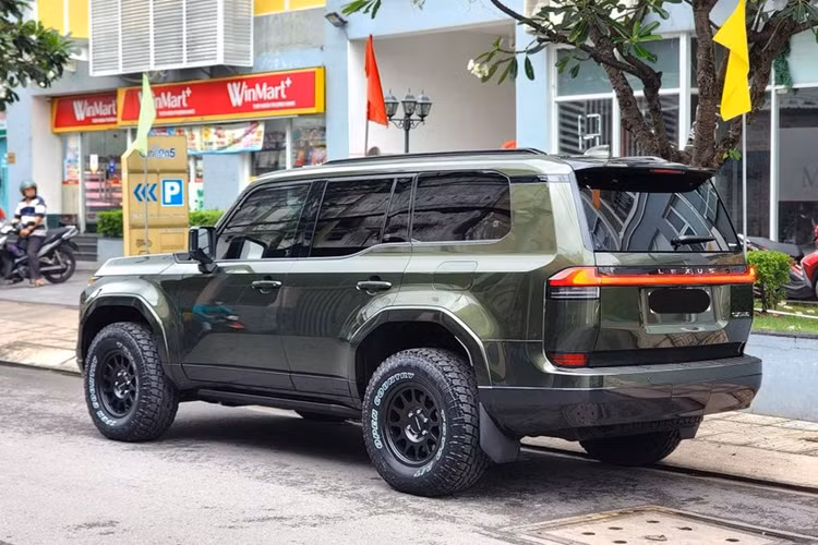 Về vận hành, Lexus GX 550 tại Việt Nam sử dụng động cơ xăng V6 tăng áp dung tích 3.5L, sản sinh công suất 349 mã lực và sức kéo cực đại 650 Nm. Xe được trang bị hộp số tự động 10 cấp và hệ dẫn động 2 cầu. Theo hãng xe Nhật, GX 550 có thể tăng tốc 0-100 km/h trong 7 giây và tốc độ tối đa 170 km/h.