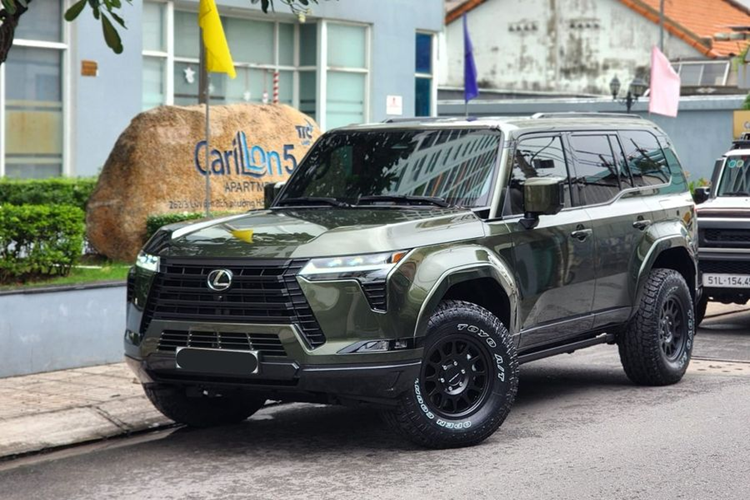 Ra mắt thị trường từ tháng 6/2024, Lexus GX 550 tại Việt Nam thu hút sự quan tâm của khách hàng bởi hàng loạt nâng cấp mạnh mẽ từ trong ra ngoài so với phiên bản tiền nhiệm. Mẫu SUV sang trọng này hiện được phân phối với mức giá lên tới 6,2 tỷ đồng.