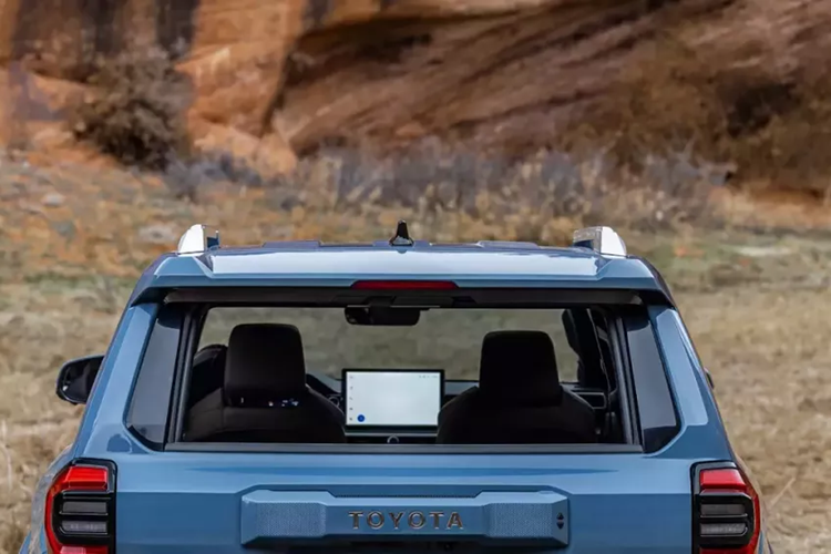 Điểm nhấn bên trong xe nằm ở màn hình cảm ứng trung tâm với kích thước lớn và thiết kế như máy tính bảng. Ngoài ra, xe có vẻ còn được trang bị bảng đồng hồ kỹ thuật số sau vô lăng.