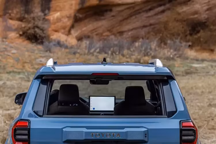 Điểm nhấn bên trong xe nằm ở màn hình cảm ứng trung tâm với kích thước lớn và thiết kế như máy tính bảng. Ngoài ra, xe có vẻ còn được trang bị bảng đồng hồ kỹ thuật số sau vô lăng.