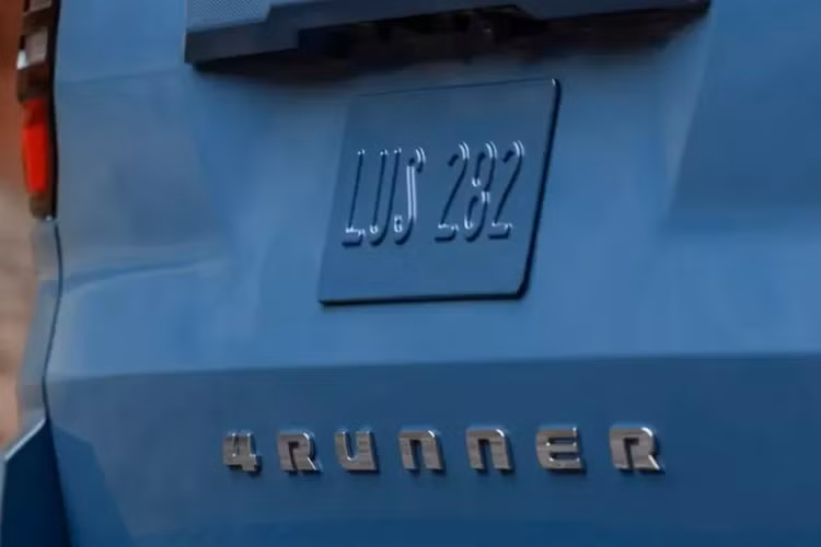 Tương tự thế hệ cũ, xe cũng được trang bị kính chắn gió sau có thể hạ xuống. Kính này sẽ được điều chỉnh điện thông qua nút nằm trên trần xe.