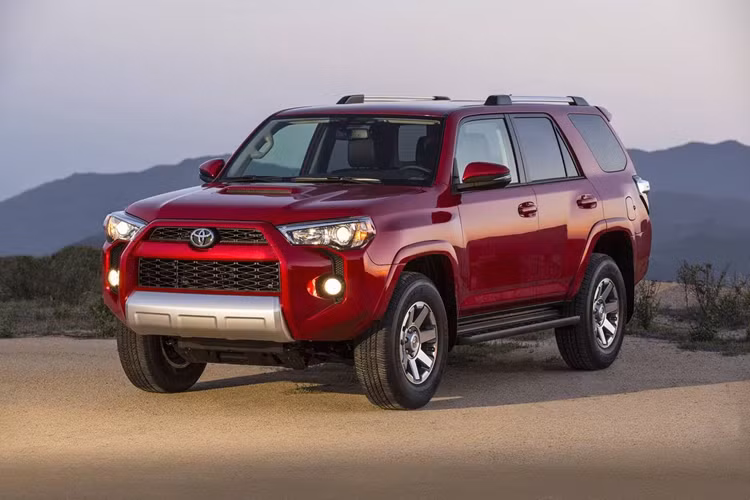 Toyota 4Runner và Land Cruiser Prado trên thực tế là hai mẫu xe nằm cùng phân khúc. Tuy nhiên, Toyota vẫn tin rằng hãng có thể tạo ra những điểm khác biệt cho 4Runner để không cạnh tranh với chính người anh em của mình.