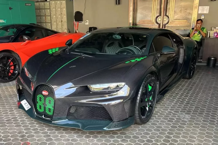 Những thành viên đầu tiên được bật mí tham dự Gumball 3000 2024 có thể khiến giới mê xe Việt Nam vui sướng, vì có rất nhiều xe megacar, hypercar, chẳng hạn như đội bạn Campuchia có Bugatti Chiron tiêu chuẩn và Bugatti Chiron SuperSport tham dự